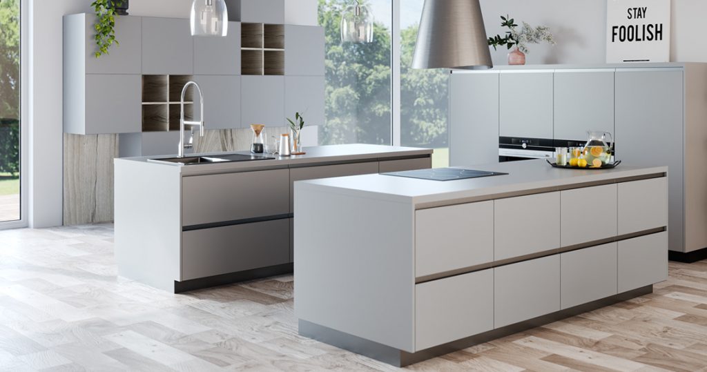 Moderní bílá kuchyně bez úchytek v minimalistickém vzhledu